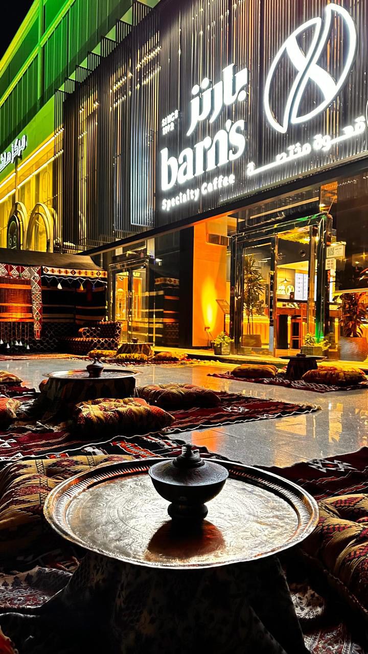 تجهيز مجلس تراثي أمام أحد فروع Barn's