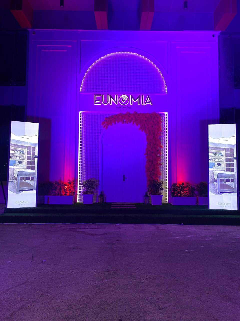 بوابة دخول مضاءة لحفل إطلاق Eunomia
